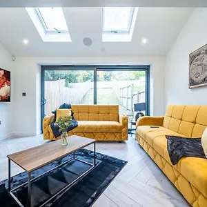  Apartment Modern 4-bedroom Townhouse In Gated Community Near Leeds Centre United Kingdom
